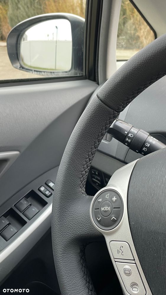 Toyota Prius 1.8 HSD Premium - 29