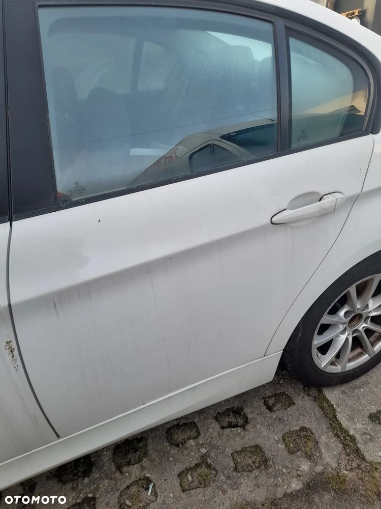 BMW 318i E90 drzwi tył alpinweiss 300