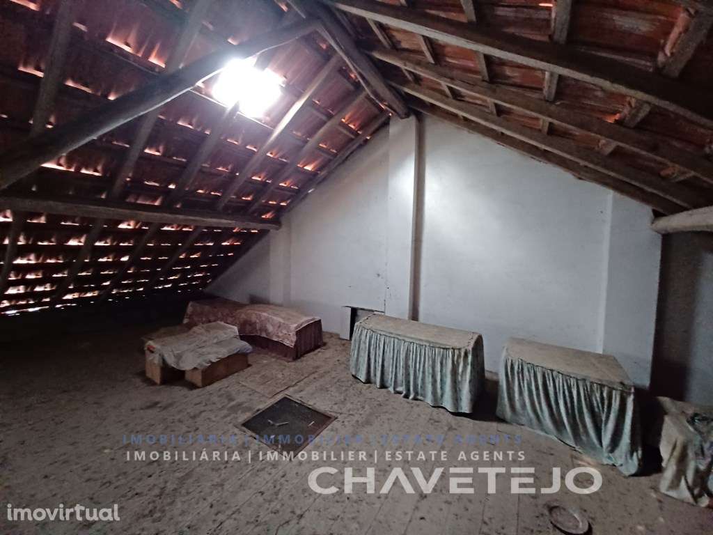 Casa de habitação e armazém com logradouro em aldeia. - Grande imagem: 5/30