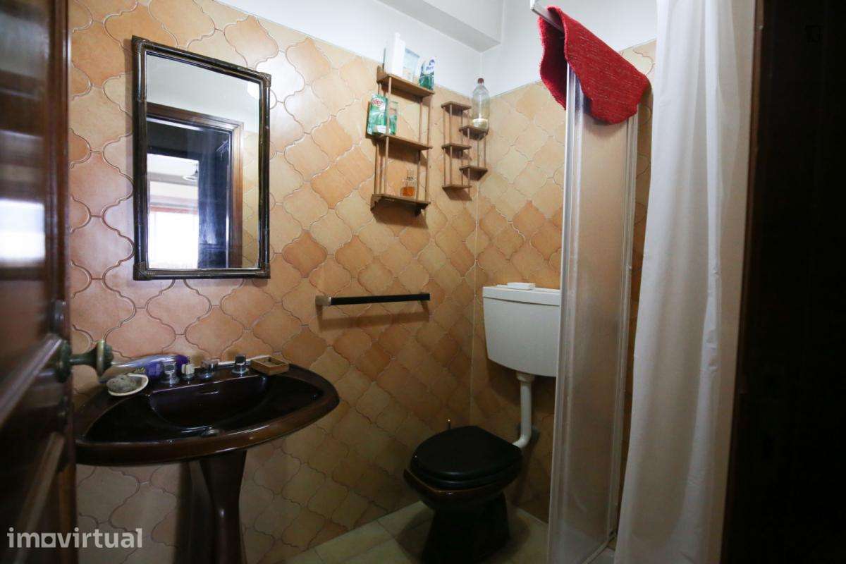 Quarto - localizado em Benfica Lisbon - Grande imagem: 2/15