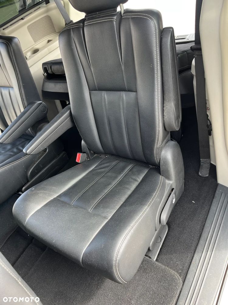 Chrysler Town & Country - 14