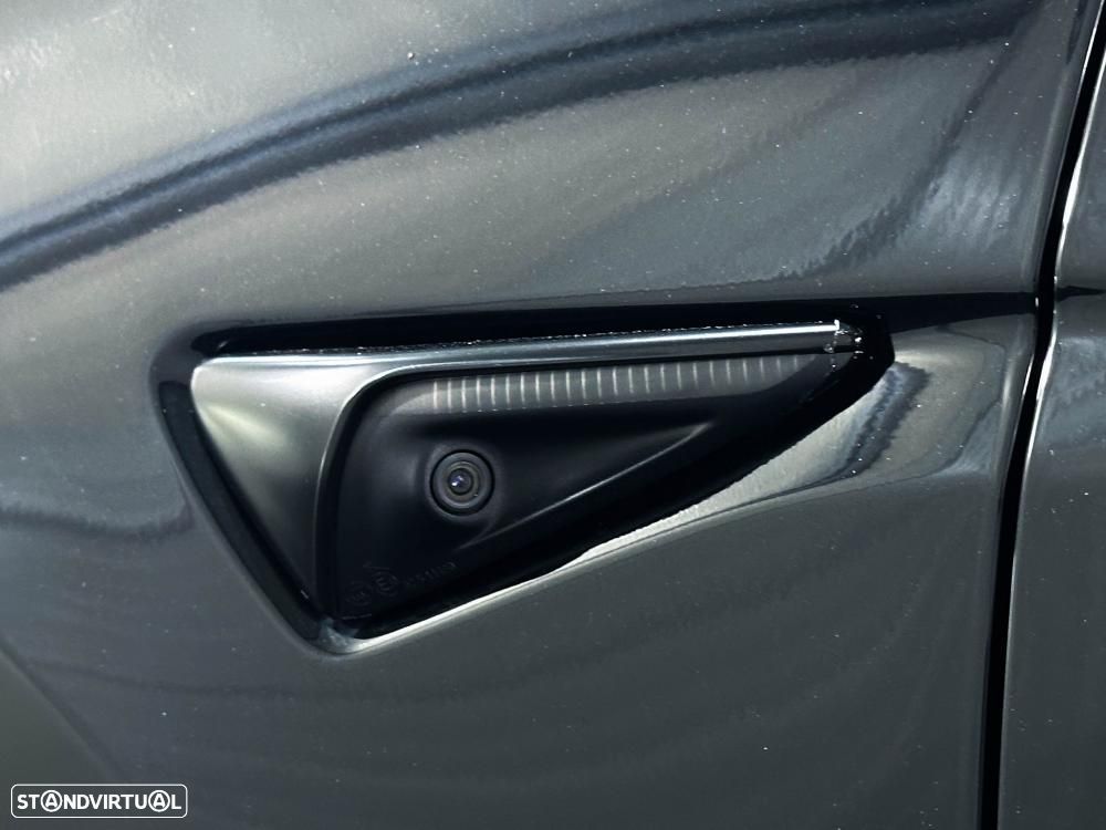 Tesla Model Y Long Range Dual Motor AWD - 16
