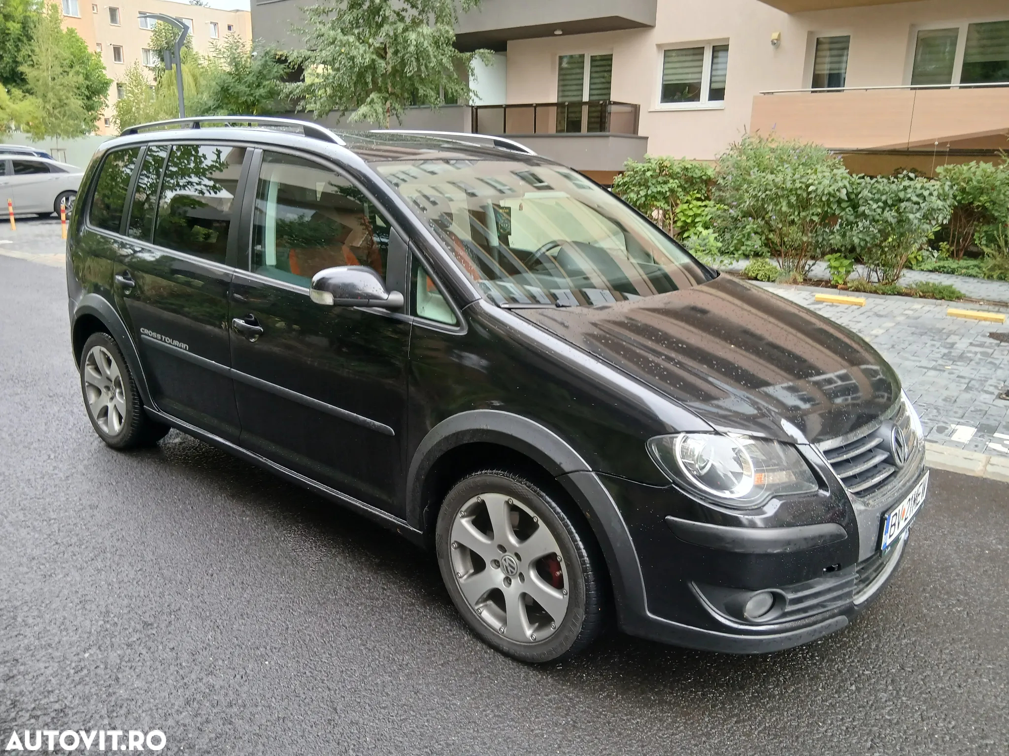 Volkswagen Touran 2.0 TDI DPF DSG Cross - 2