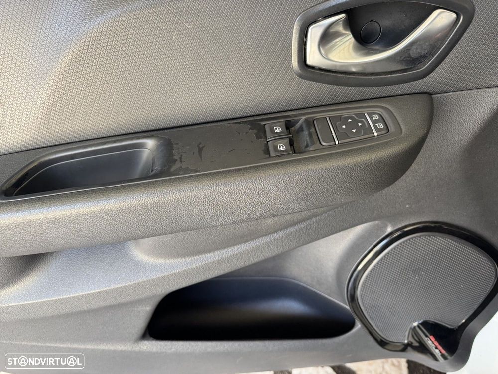 Renault Clio Sport Tourer 0.9 TCe Limited — fotografia 16