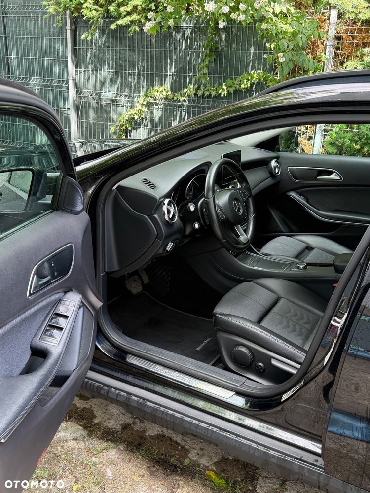 Mercedes-Benz GLA 180 7G-DCT - 4