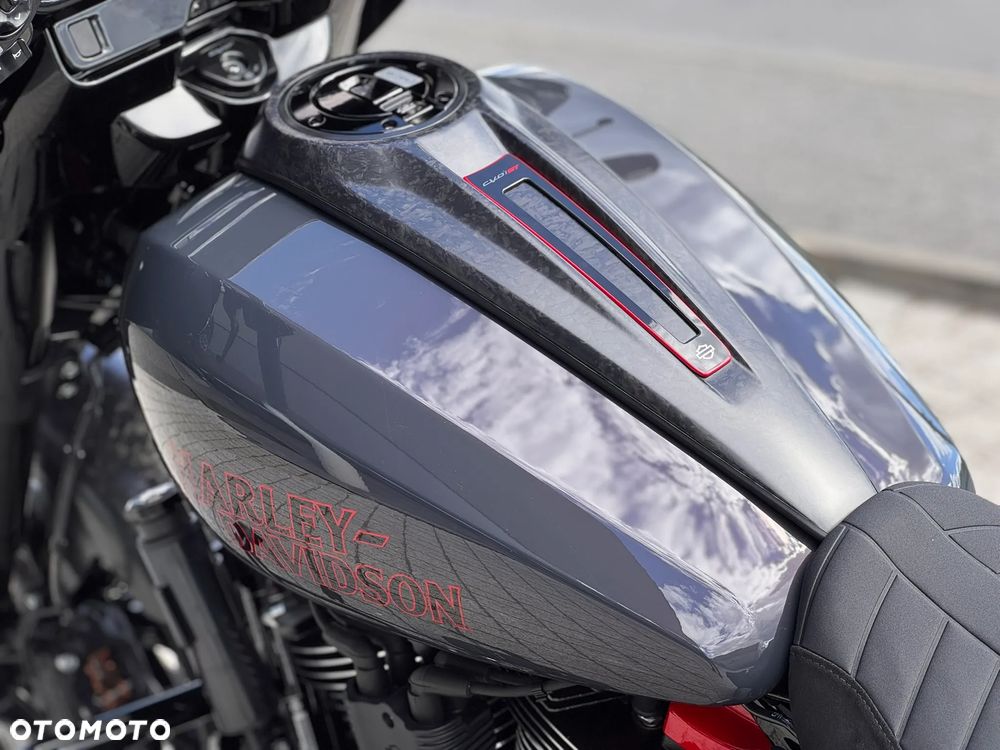 Harley-Davidson CVO Street Glide - 16