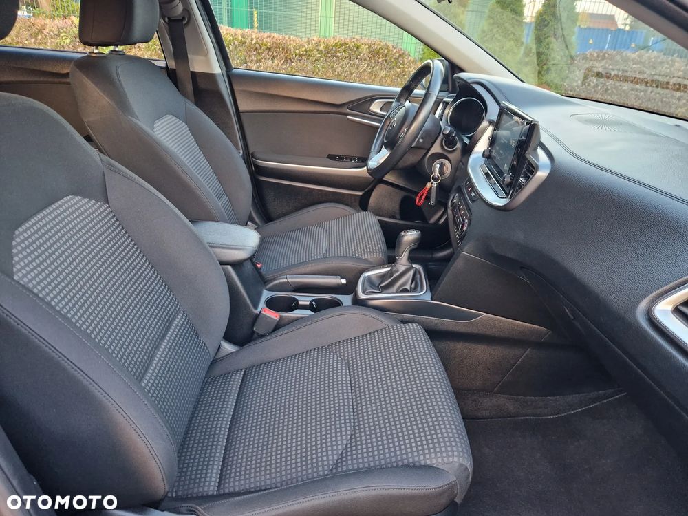 Kia Ceed - 32