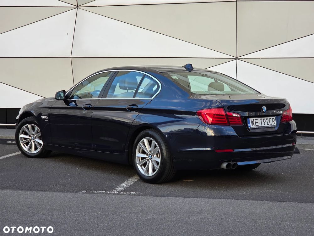 BMW Seria 5 528i xDrive - 32