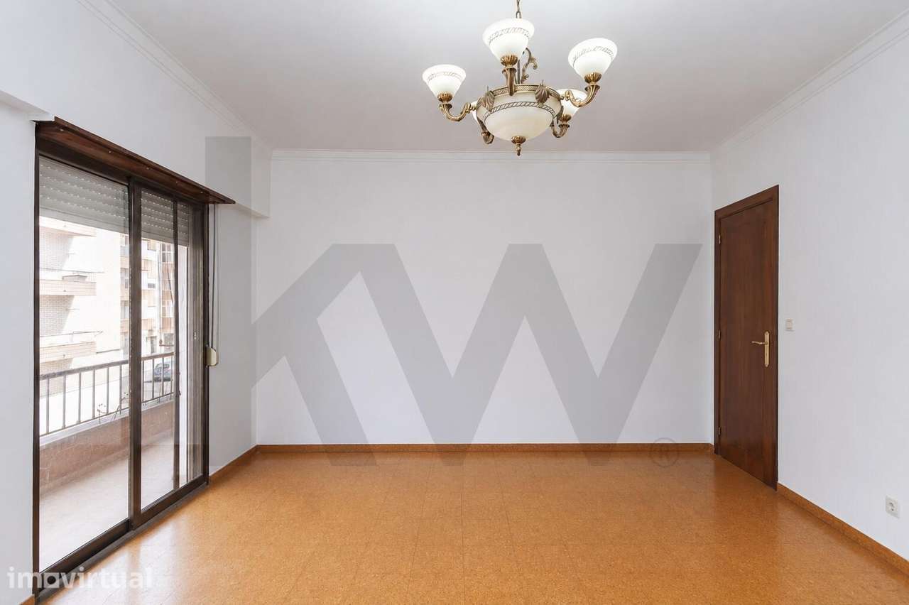 Apartamento T4 transformado em T3 na Amora - Grande imagem: 5/18