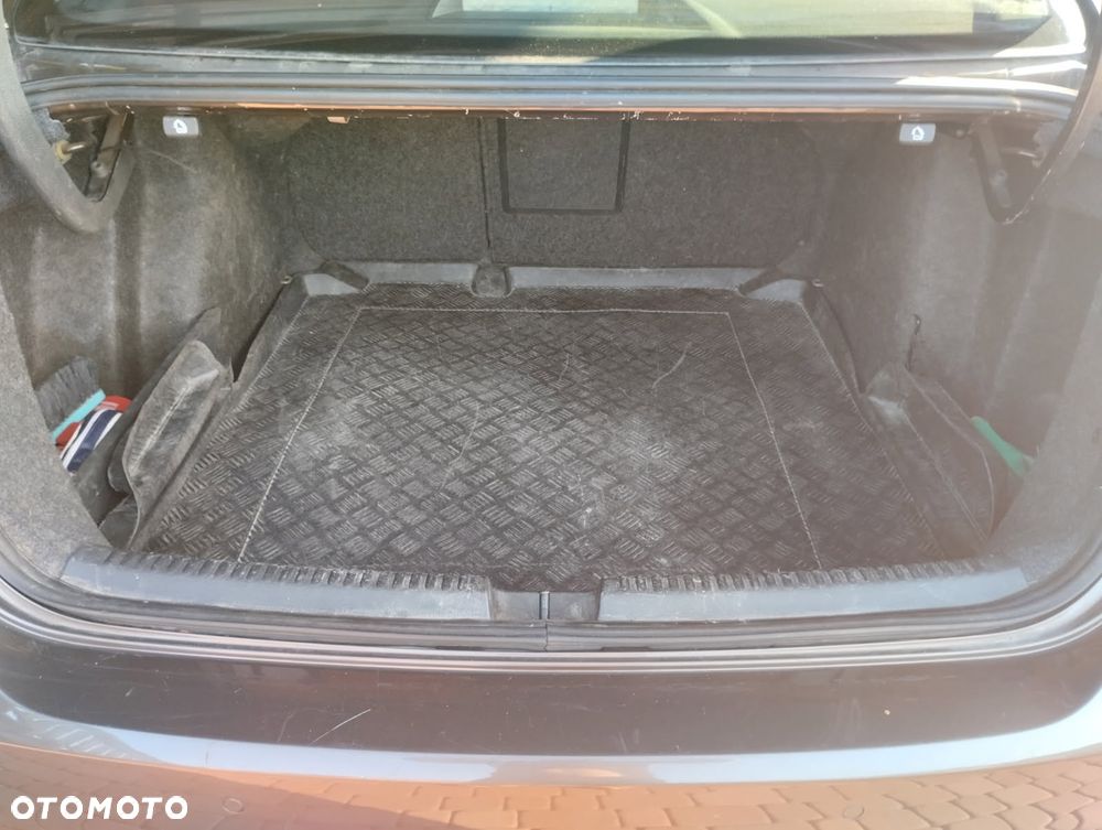 Volkswagen Jetta 1.6 TDI Comfortline - 9