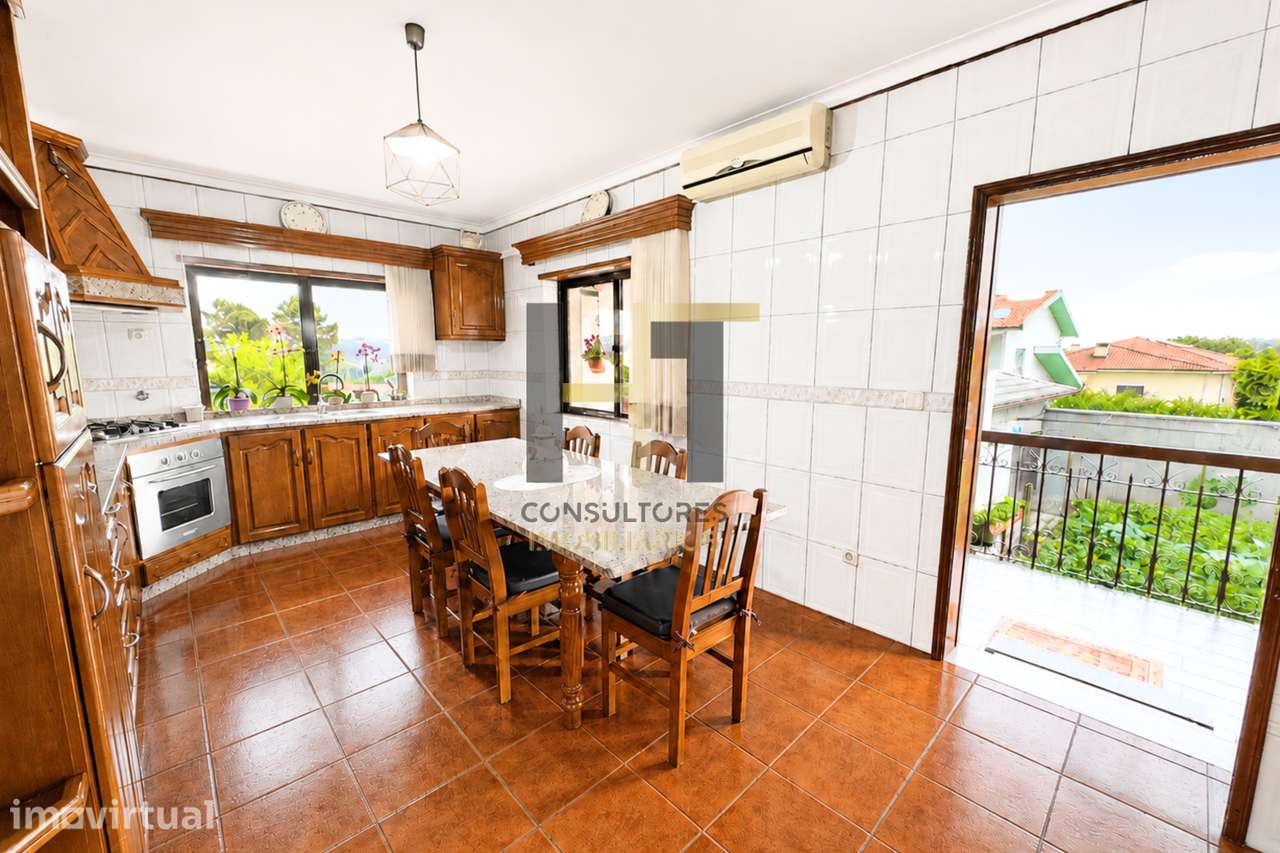 Moradia T4 em Lousada | 312m², 542m² de Terreno e Garagem para 3 Car - Grande imagem: 3/34