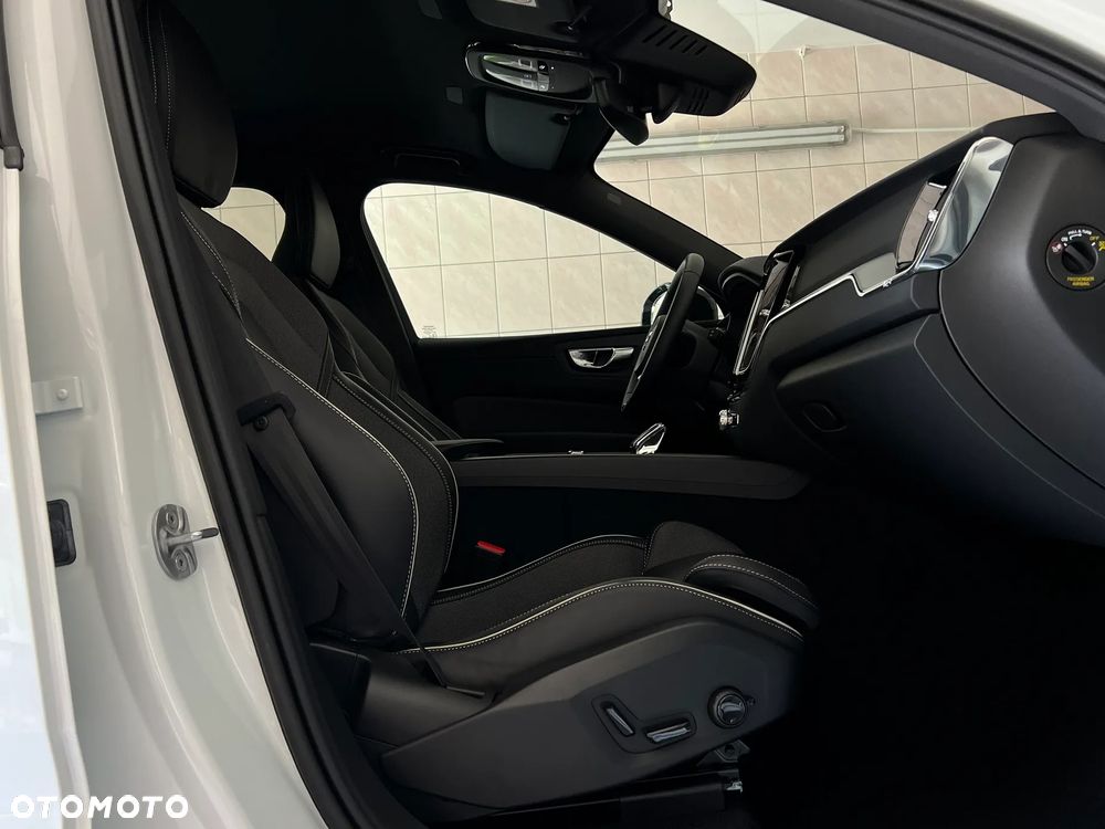 Volvo XC 60 B4 D AWD Plus Dark - 12