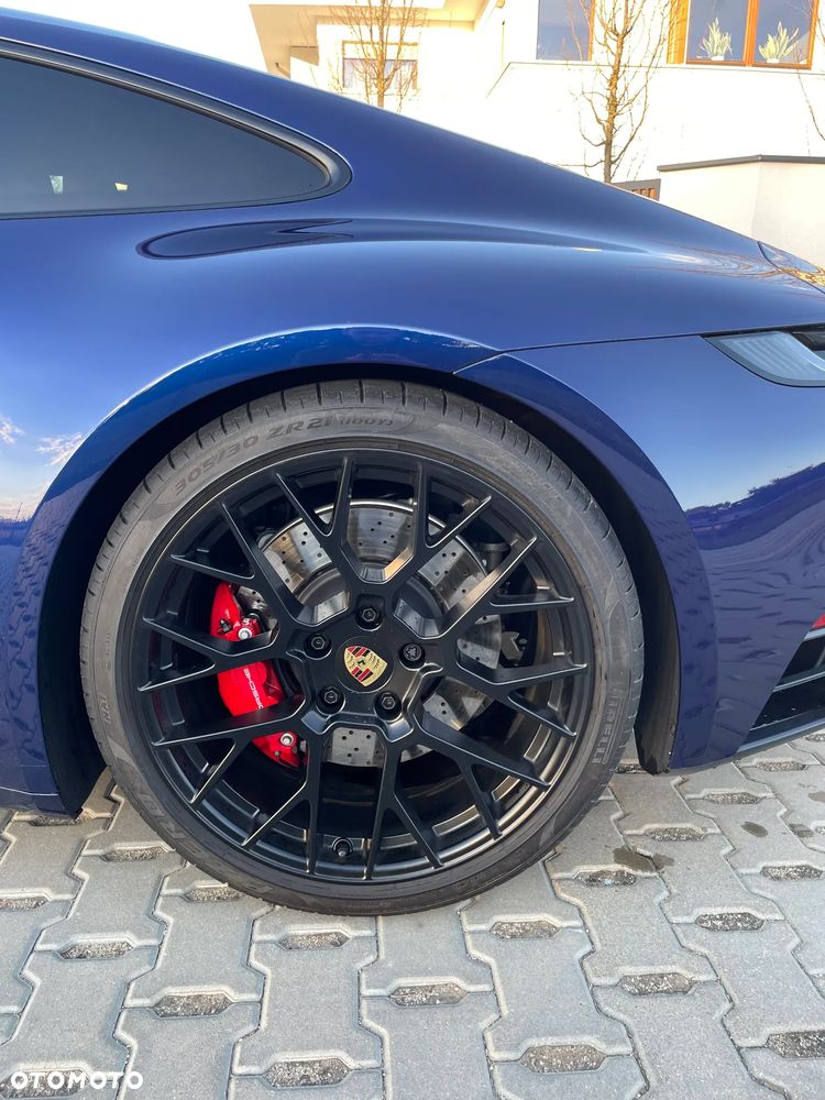 Porsche 911 Carrera 4 GTS - 13