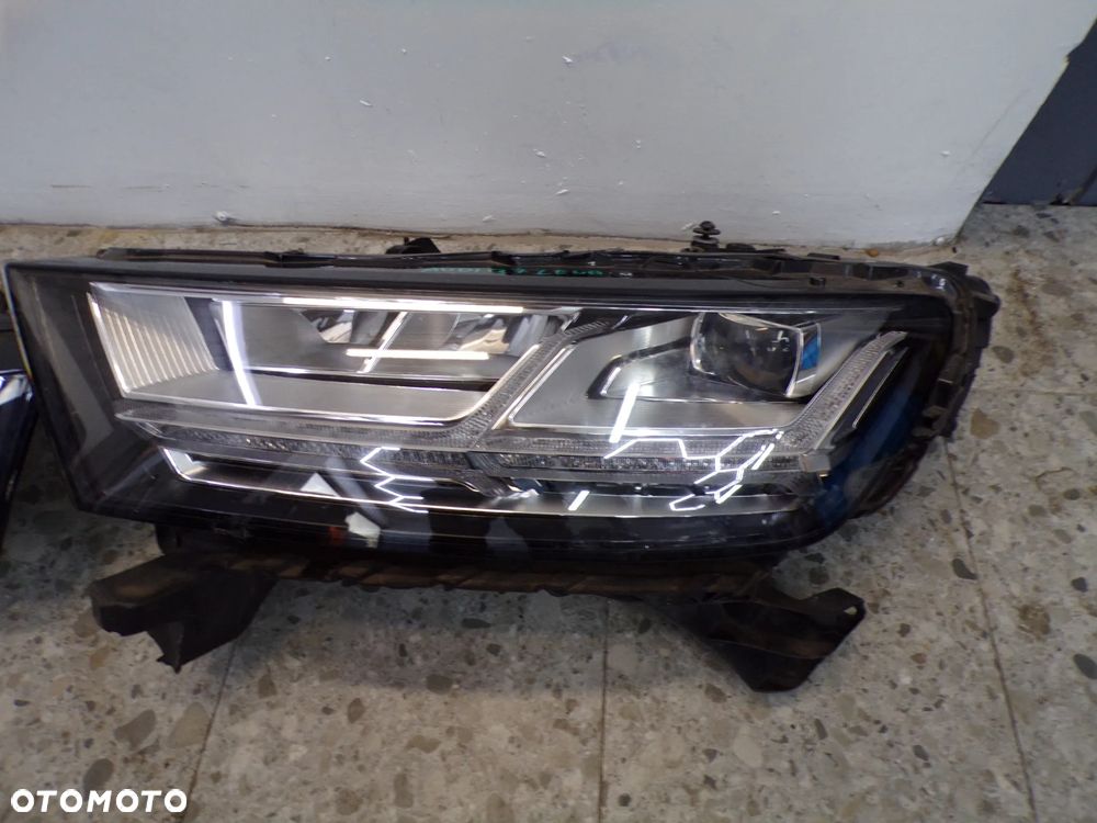LAMPA LEWY PRAWY PRZÓD AUDI Q7 - 2