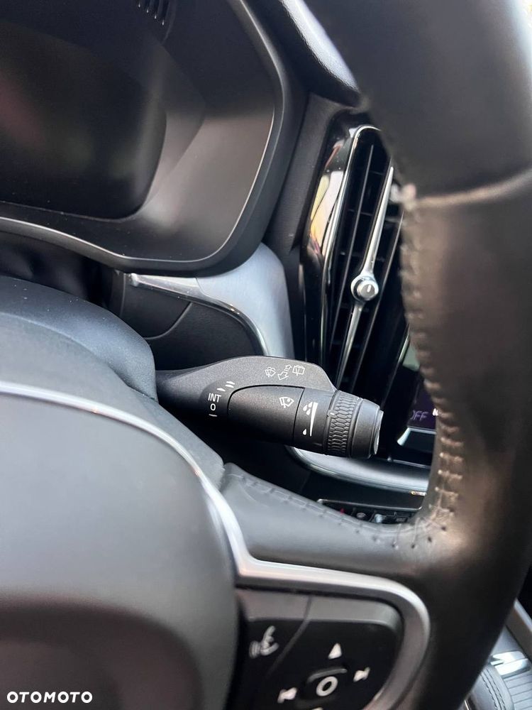 Volvo XC 60 B4 D AWD Geartronic Momentum Pro - 17