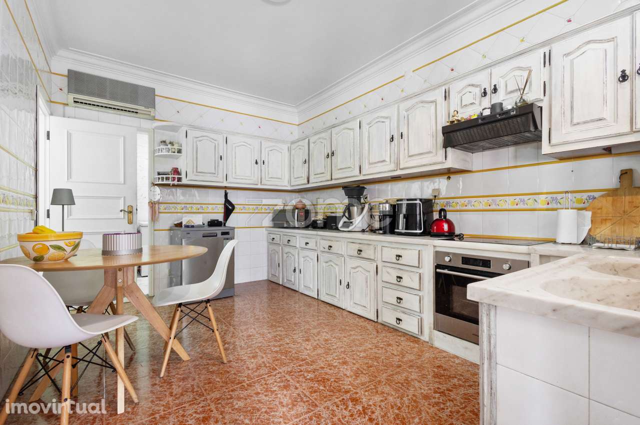 Moradia com 5 quartos, garagens e terraço no centro de Vila Viçosa - Grande imagem: 2/24