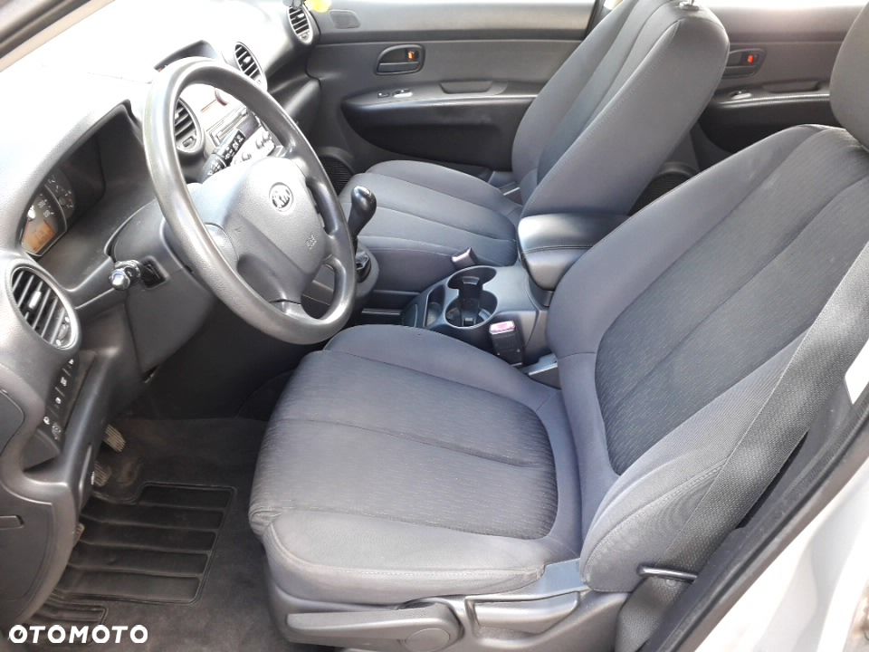 Kia Carens - 41