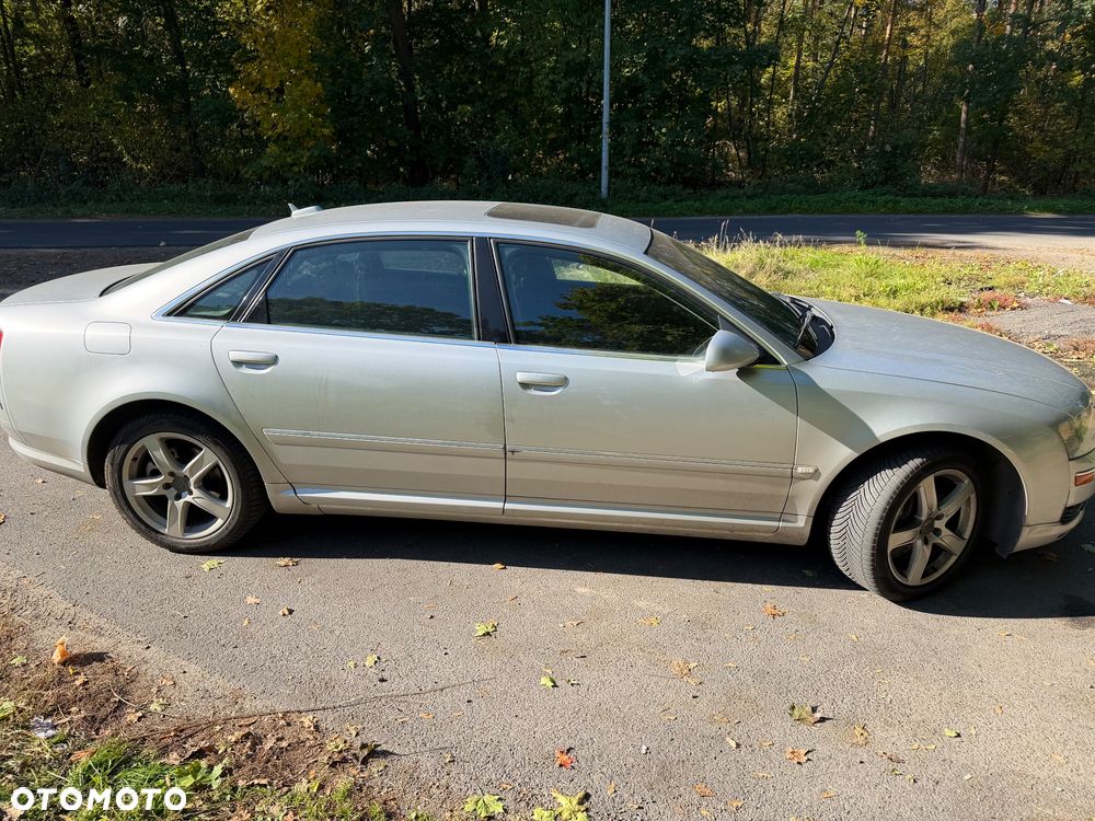 Audi A8 4.2 L Quattro - 2