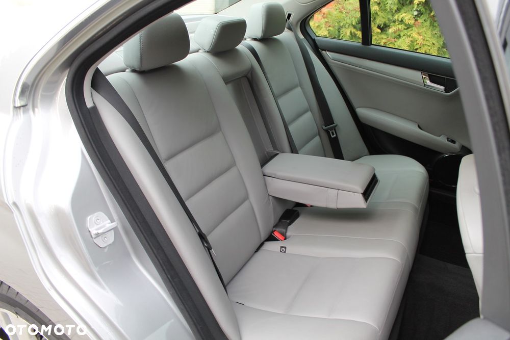 Mercedes-Benz Klasa C 220 CDI DPF Avantgarde - 26
