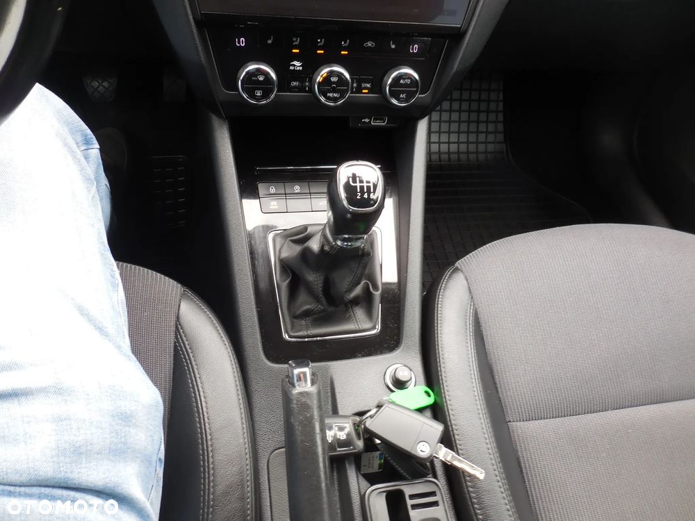 Skoda Octavia Combi 2.0 TDI Sportline - 26