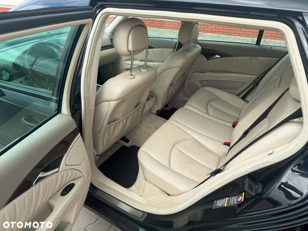 Mercedes-Benz Klasa E 240 4-Matic T Classic - 13