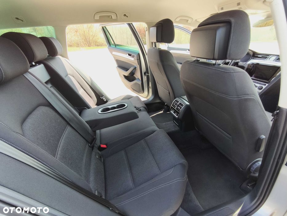 Volkswagen Passat - 12