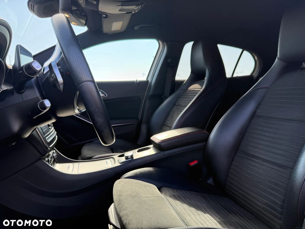 Mercedes-Benz GLA 220 4-Matic AMG Line - 13