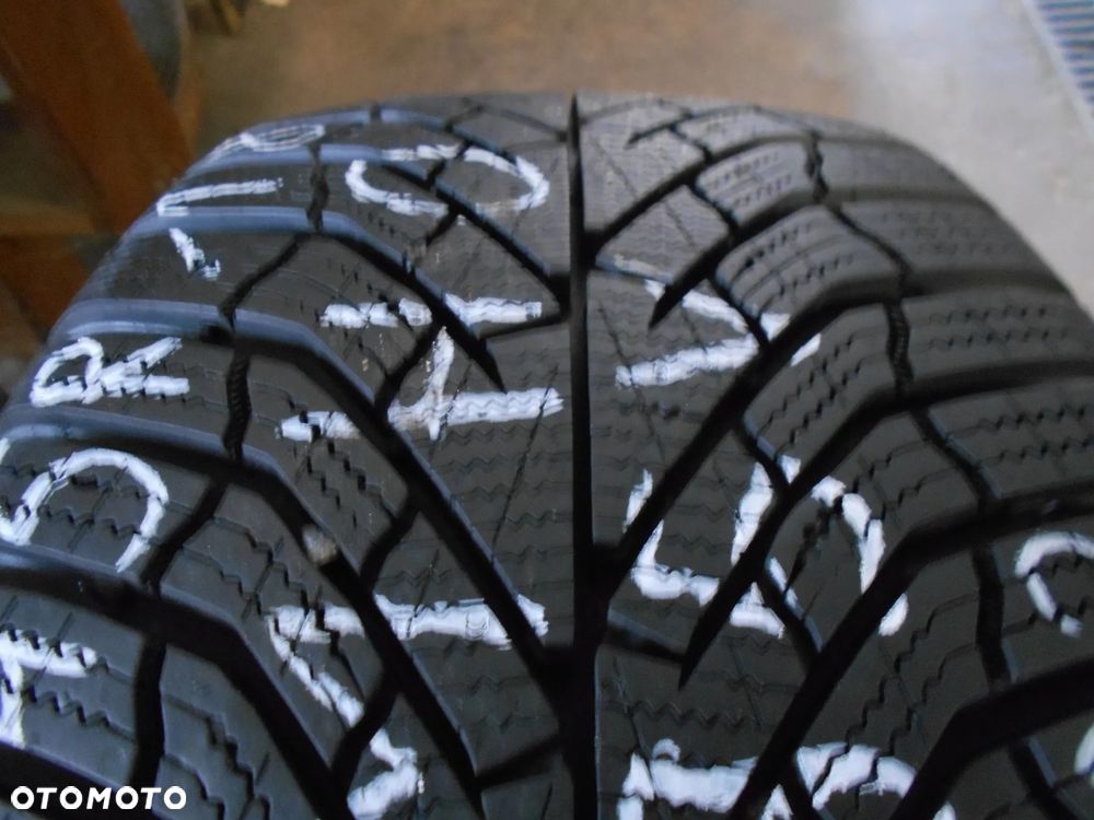 OPONA POJEDYNKA  225/45R18 KUMHO WINTER CRAFT WP52 DOT 1922 7.5MM - 2