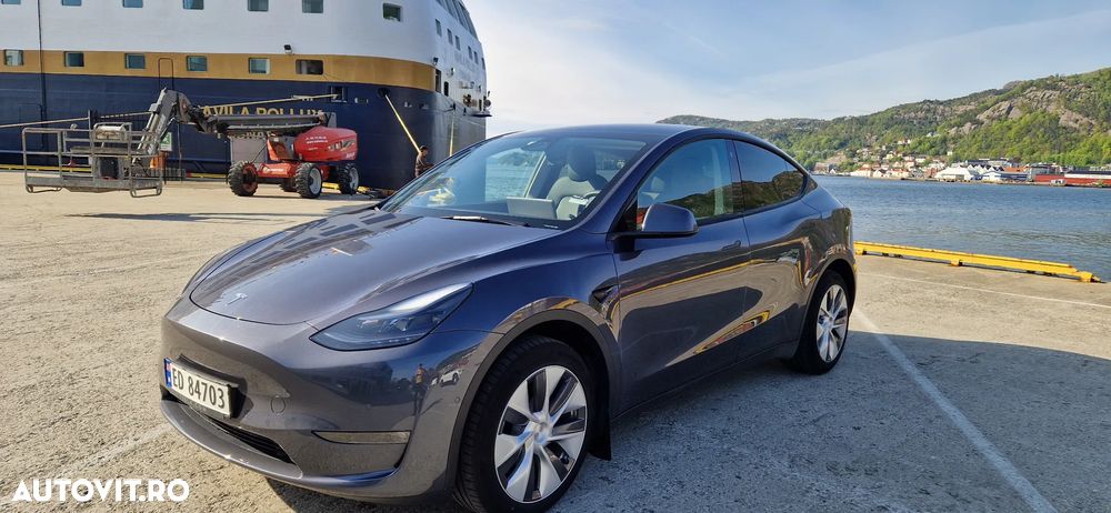 Tesla Model Y Long Range Dual Motor AWD - 2