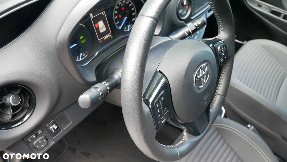 Toyota Yaris Hybrid 100 Selection Platinum - 25