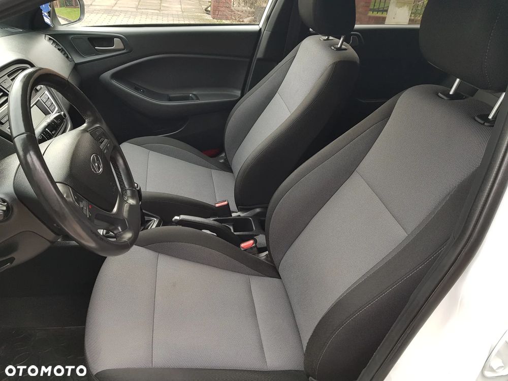 Hyundai i20 blue 1.2 Trend - 21