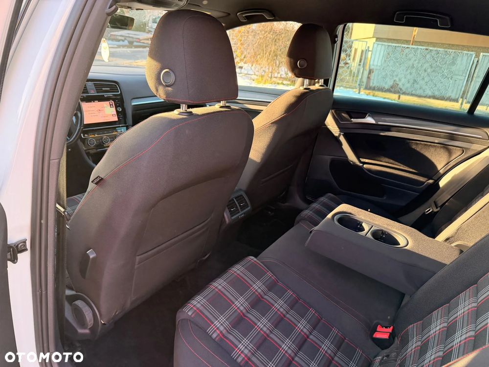 Volkswagen Golf - 17