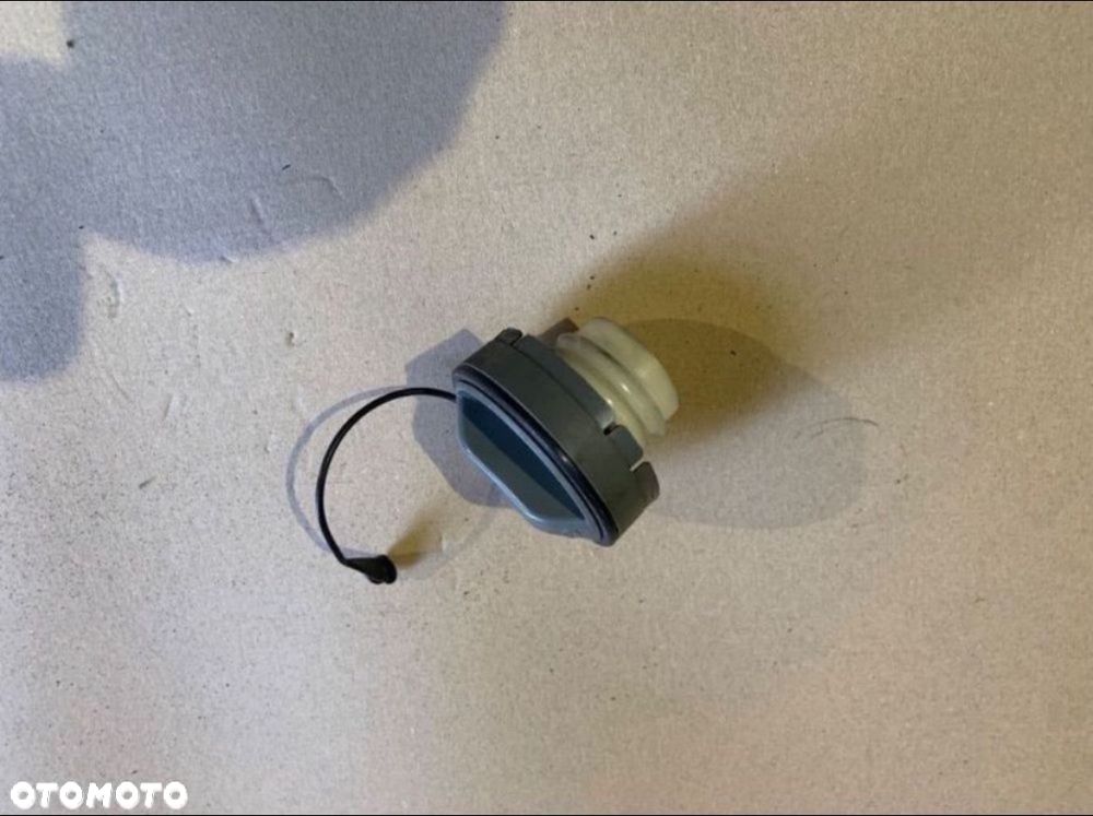 Korek wlewu paliwa Toyota Corolla e12 - 2