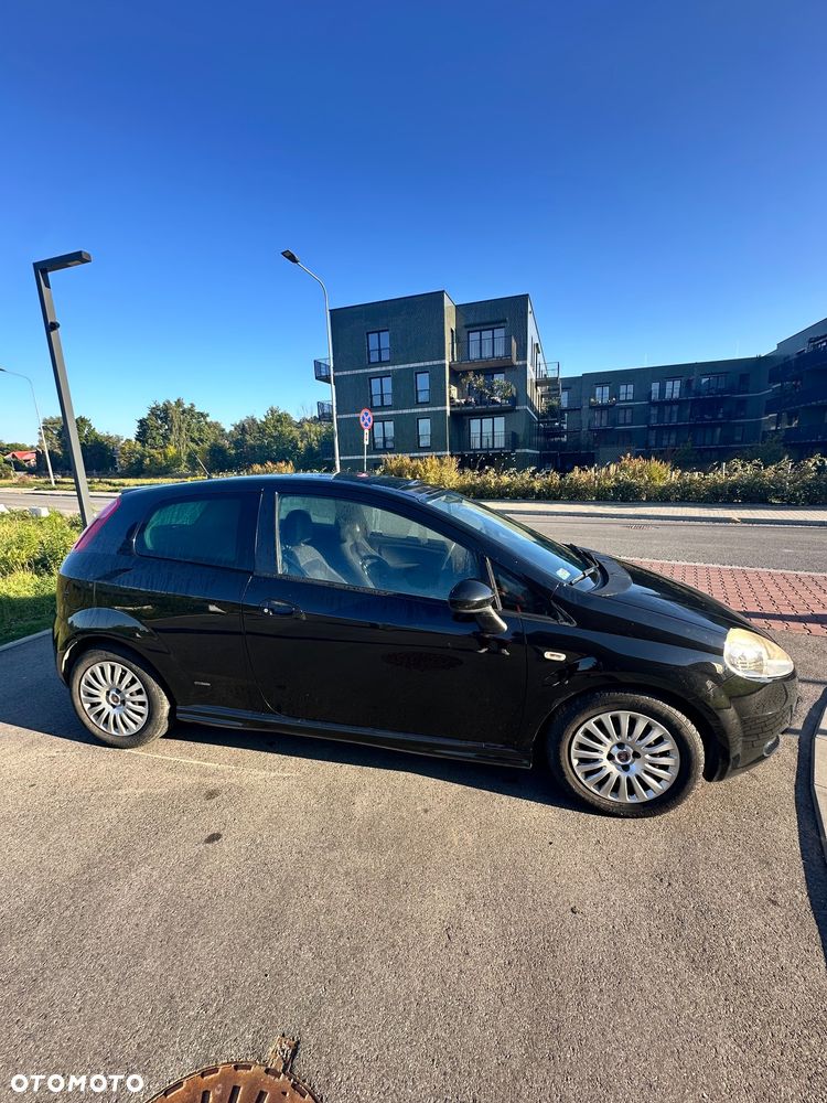 Fiat Grande Punto 2006 photo 2