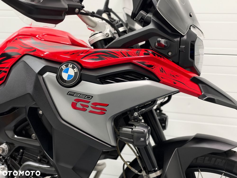 BMW F - 19