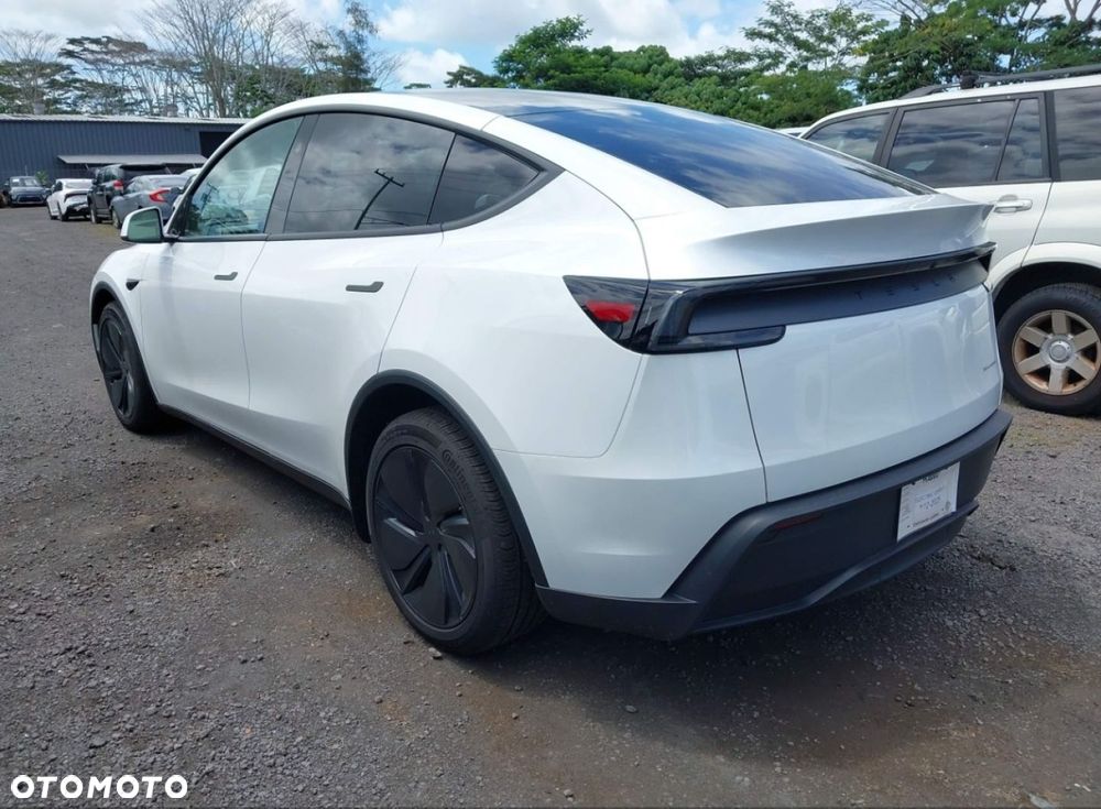 Tesla Model Y - 6