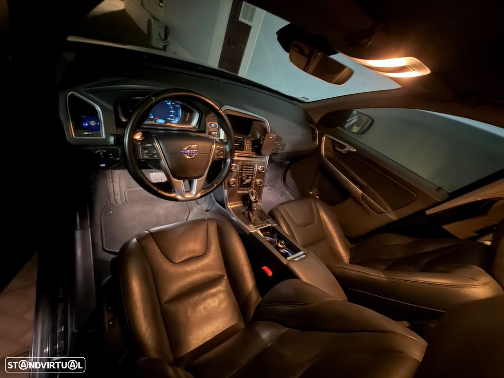Volvo XC 60 2.0 D4 Momentum Geartronic - 8