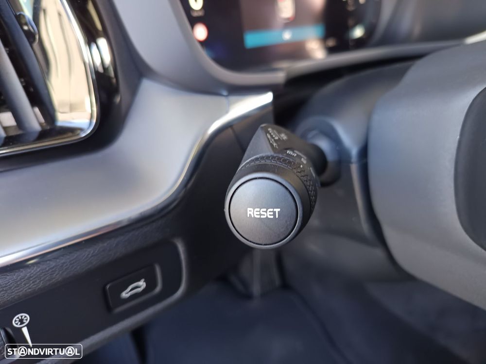 Volvo XC 60 2.0 B4 Momentum Plus Geartronic - 19