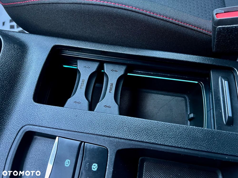 Ford Focus 1.5 EcoBlue Start-Stopp-System ST-LINE STYLE - 38