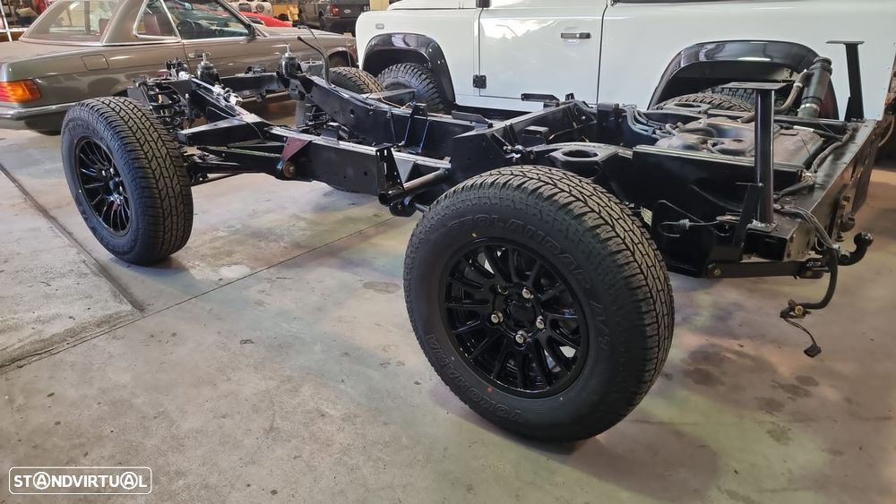 Land Rover Defender - 26