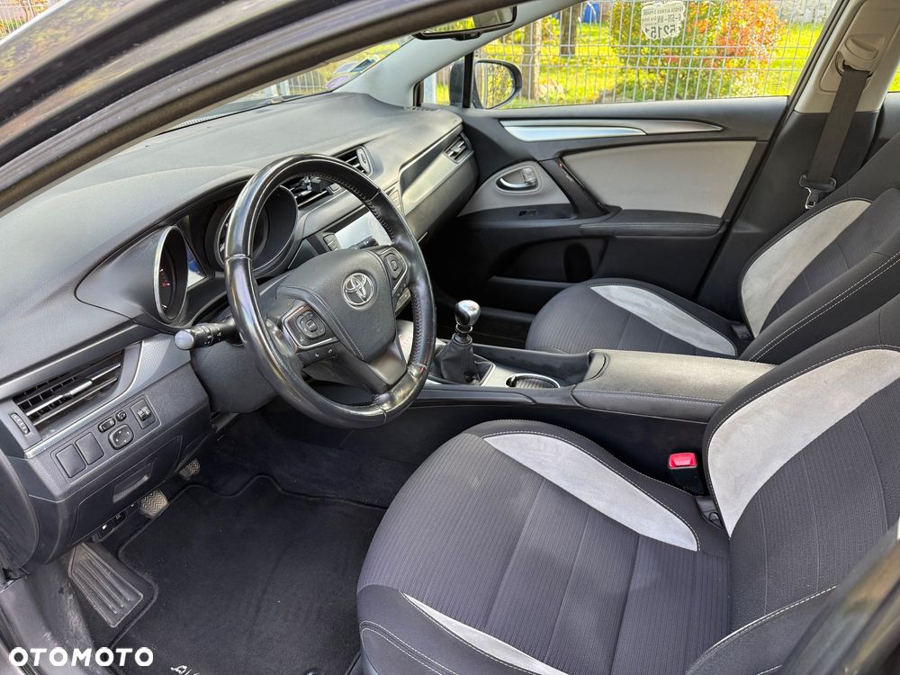 Toyota Avensis 1.6 Premium - 5