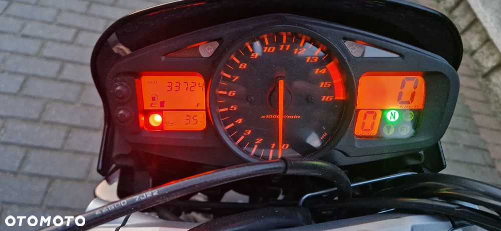 Suzuki GSR - 8