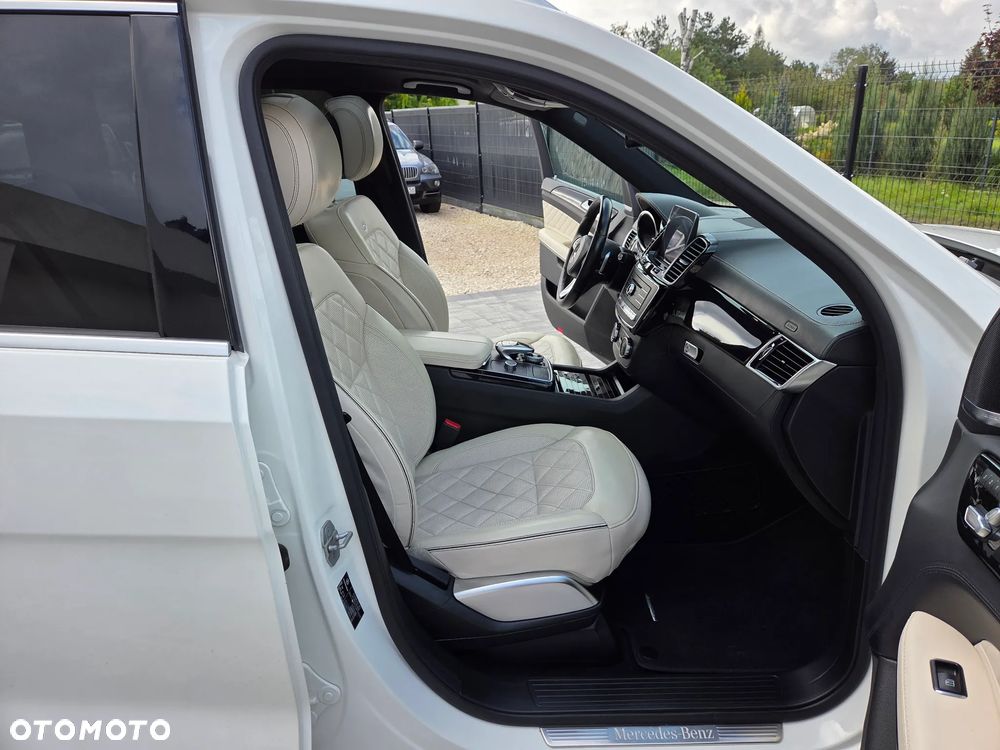 Mercedes-Benz GLS - 23