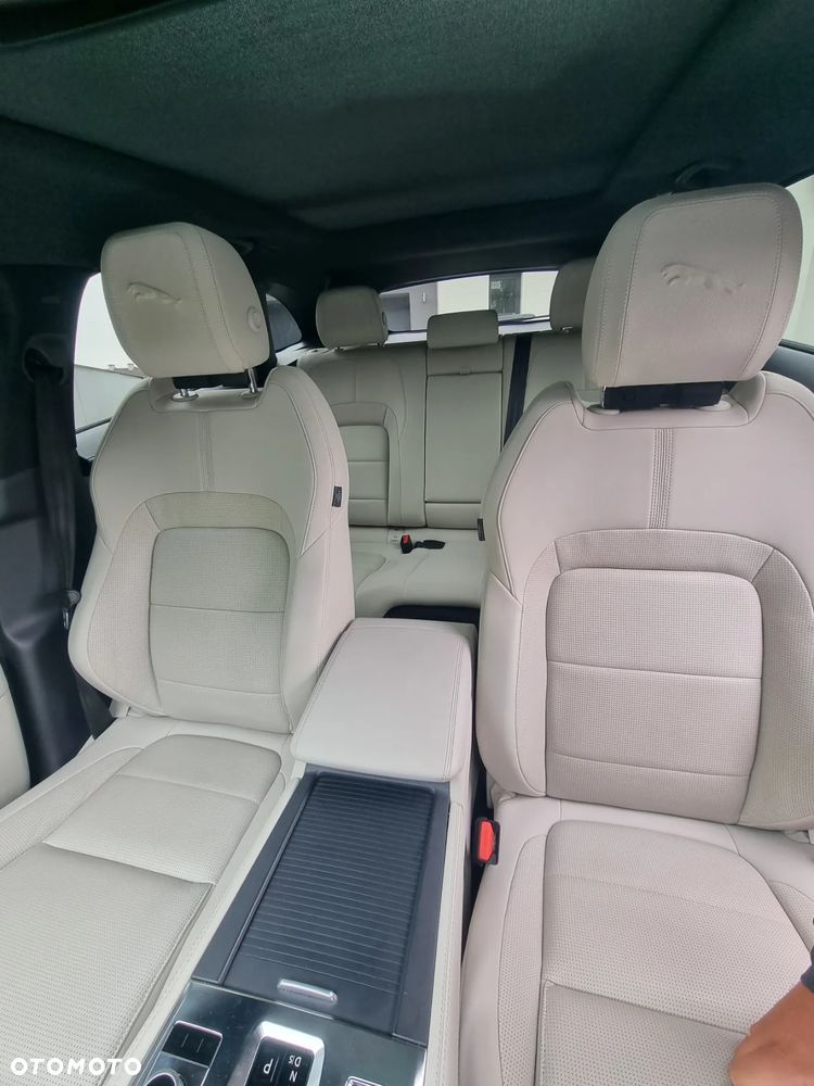 Jaguar F-Pace P250 AWD R-Dynamic S - 24