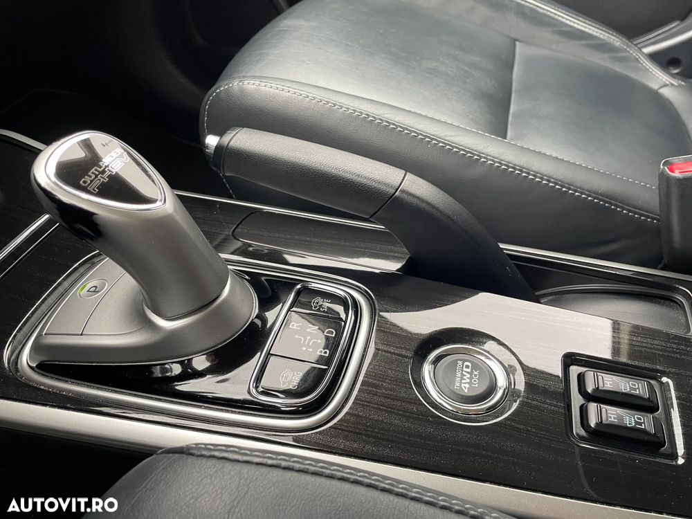 Mitsubishi Outlander 2.0 4WD Plug-In Hybrid Top - 31