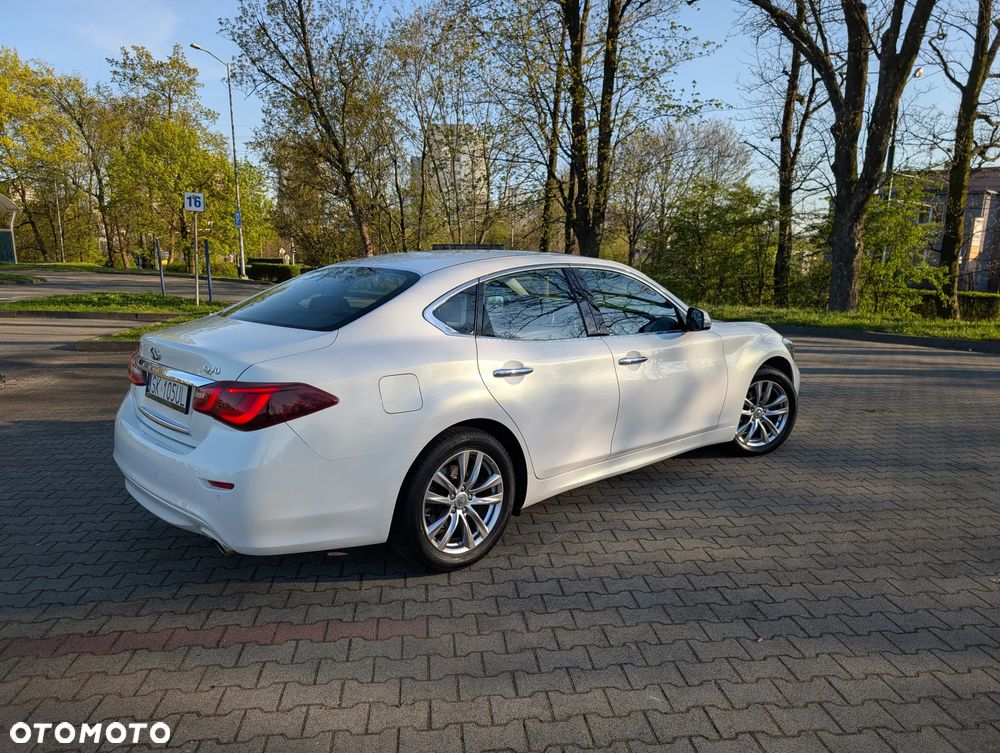 Infiniti Q70 - 2