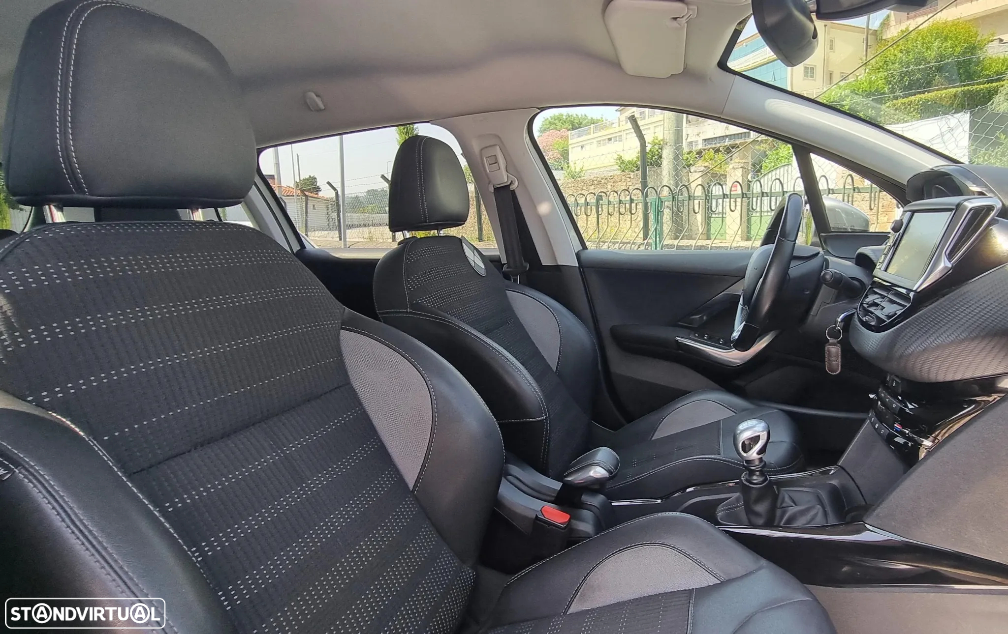 Peugeot 2008 1.2 PureTech Allure - 22