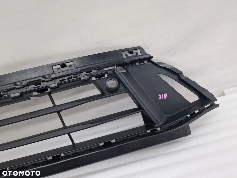 BMW F45 2 LIFT 17-20 , NA PDC , KRATKA ŚRODKOWA ZDERZAKA PRZEDNIEGO PRZÓD , NR 19593510 / 7460158 / 7460159 / 7464123 , NR AUKCJI K318 - 6