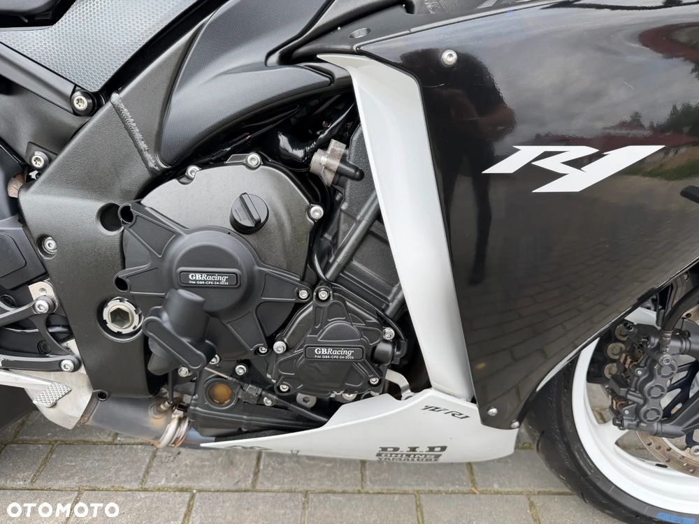 Yamaha R1 - 22