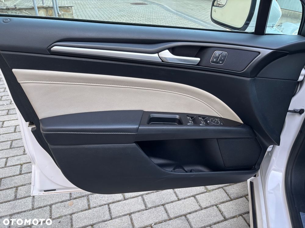 Ford Fusion 2.0 EcoBoost Titanium - 24